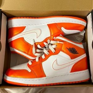 Air Jordan 1 mid SE electro orange